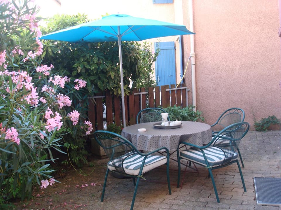Patio, Day, Balcony/Terrace