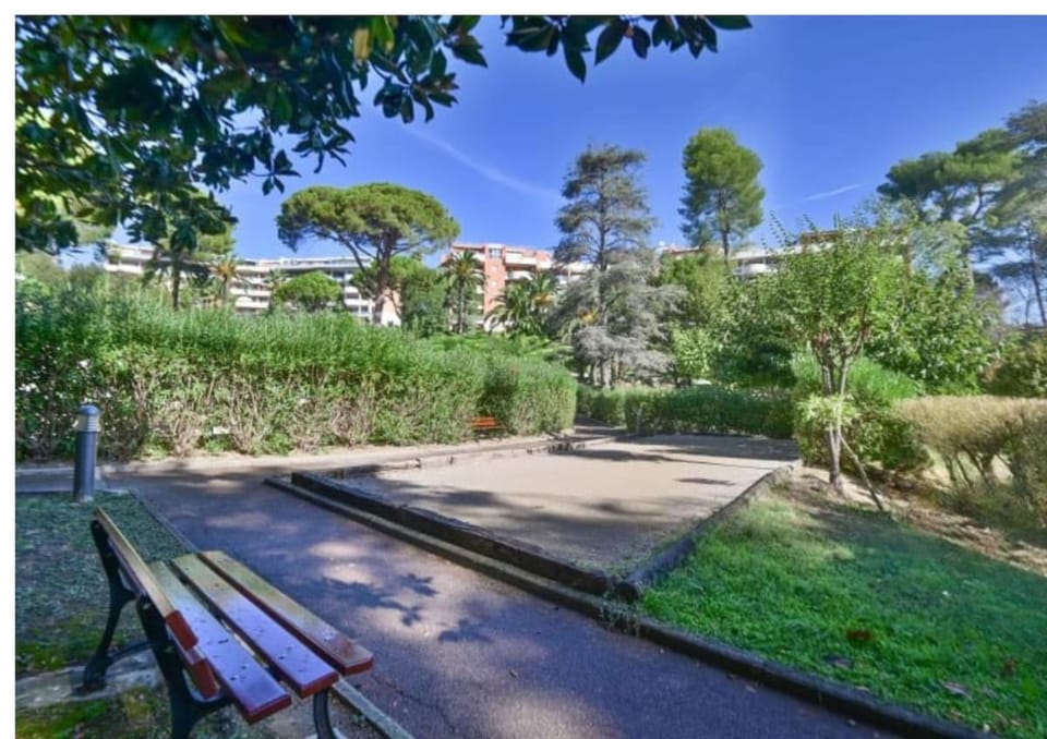 2pieces appartement avec jardin piscine et tennis à Cannes La Bocca Apartment in Cannes