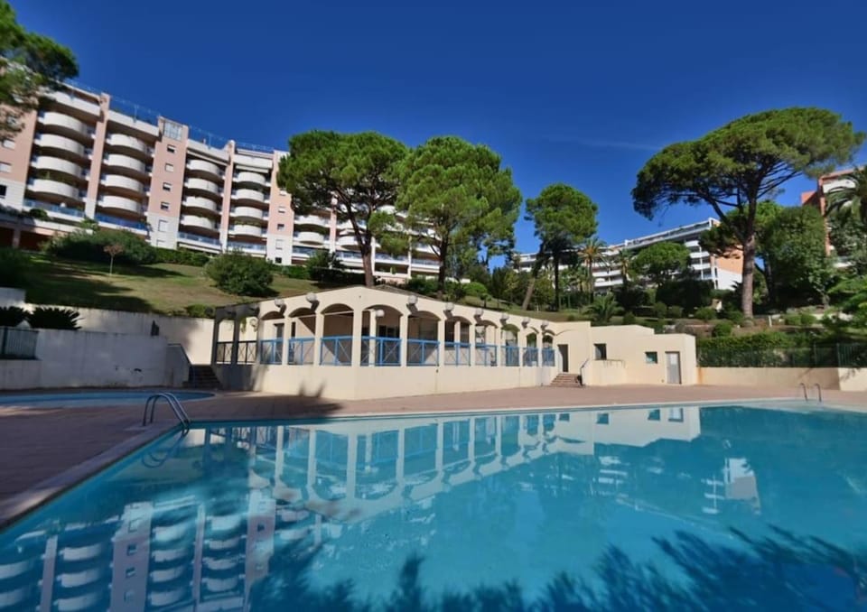 2pieces appartement avec jardin piscine et tennis à Cannes La Bocca Apartment in Cannes