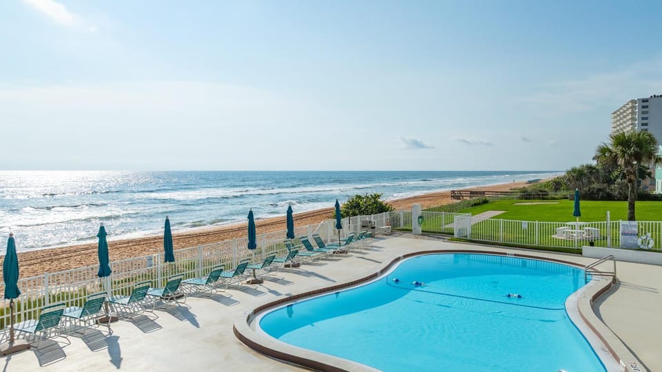 New Listing! Direct oceanfront 2/2 condo with huge balcony and beachfront pool Apartment in Ormond By The Sea
