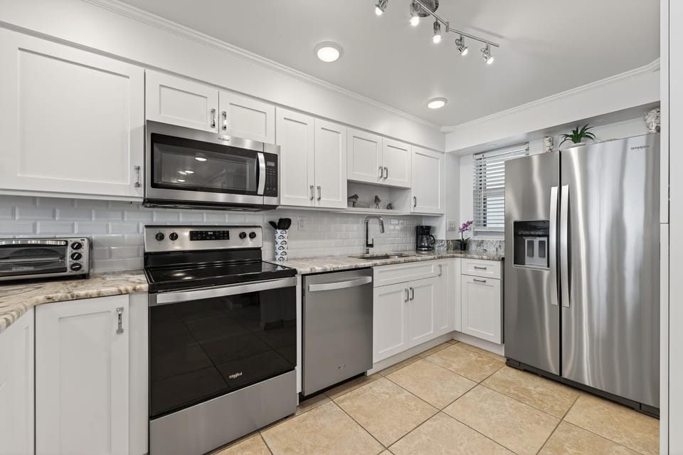 New Listing! Direct oceanfront 2/2 condo with huge balcony and beachfront pool Apartment in Ormond By The Sea