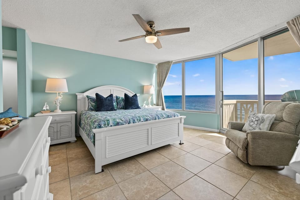 New Listing! Direct oceanfront 2/2 condo with huge balcony and beachfront pool Apartment in Ormond By The Sea