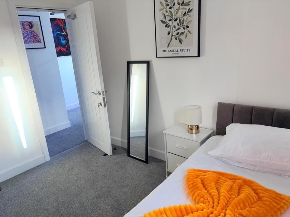 4 bed detached house with free parking on the driveway House in England