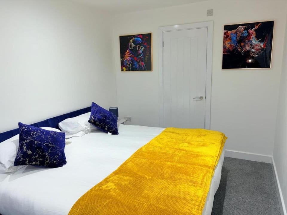 4 bed detached house with free parking on the driveway House in England