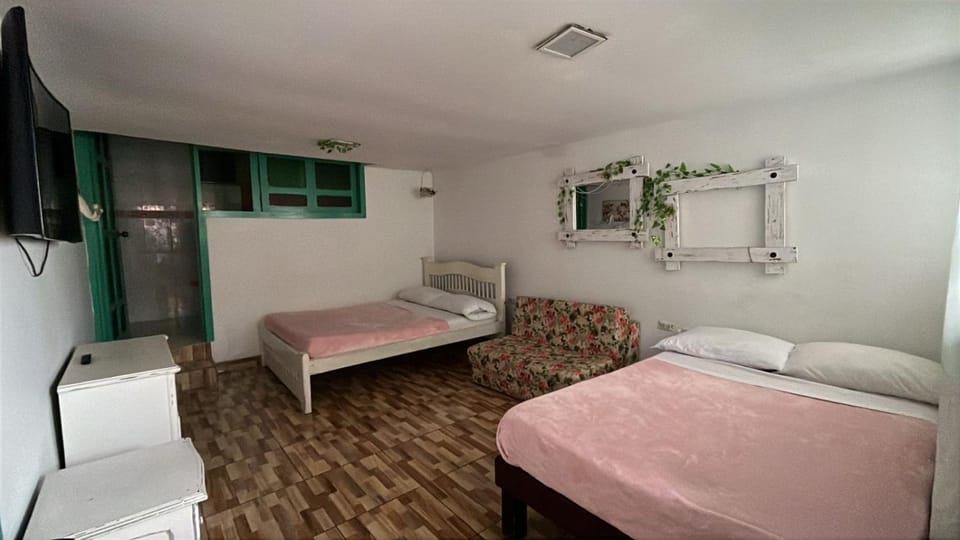 Bed, TV and multimedia, Photo of the whole room, Bedroom