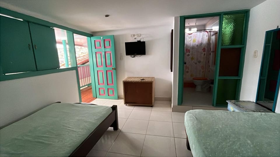 Bed, TV and multimedia, Photo of the whole room, Bedroom