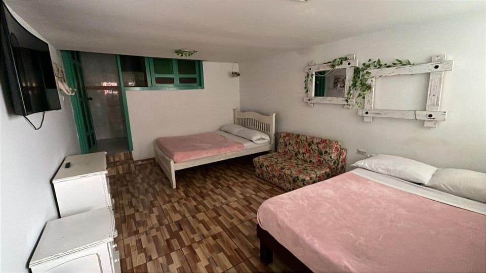 Bed, TV and multimedia, Photo of the whole room, Bedroom