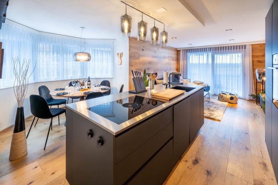 Kitchen or kitchenette, Living room, Seating area, Dining area