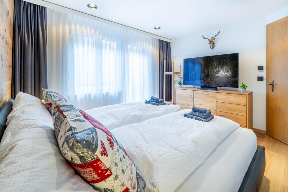 Bed, TV and multimedia, Photo of the whole room, Bedroom, towels