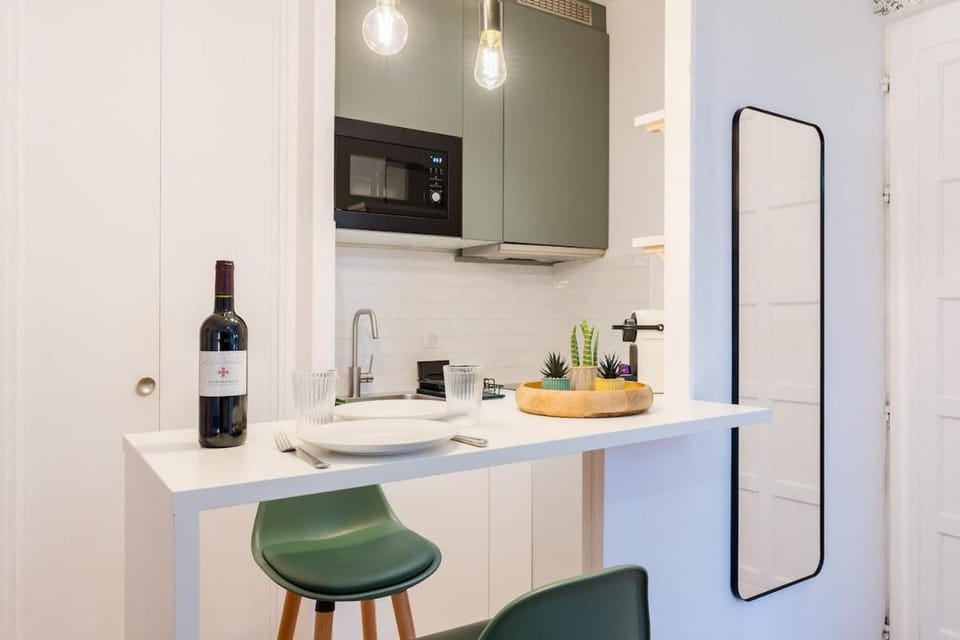 Kitchen or kitchenette, Dining area, stove