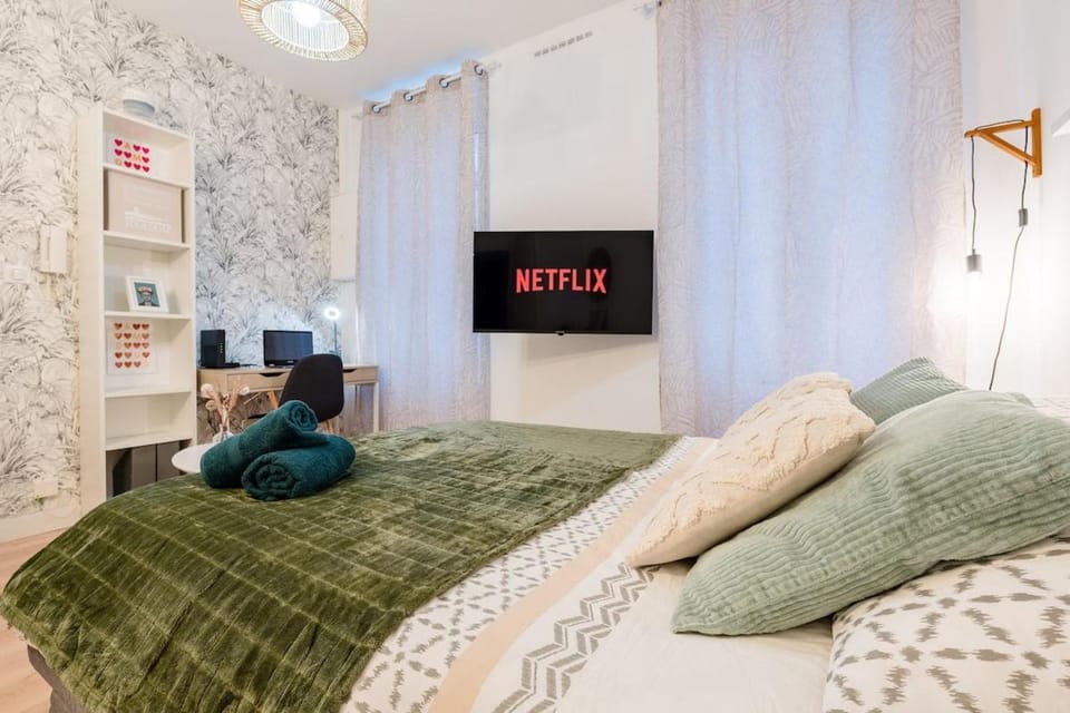 Bed, TV and multimedia, Living room, Photo of the whole room, Seating area, Bedroom
