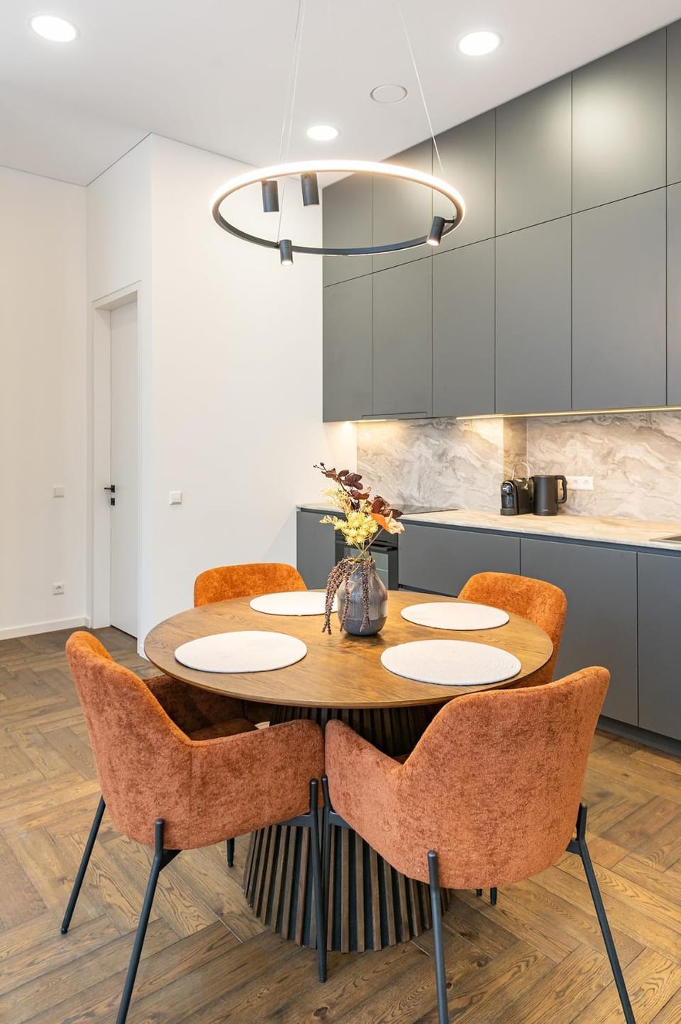 Kitchen or kitchenette, Dining area