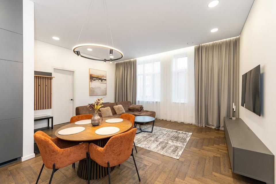 TV and multimedia, Living room, Seating area, Dining area