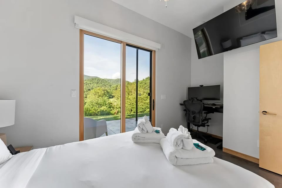 Asheville Meadows - Pool, Hot Tub & Forest Views House in Swannanoa
