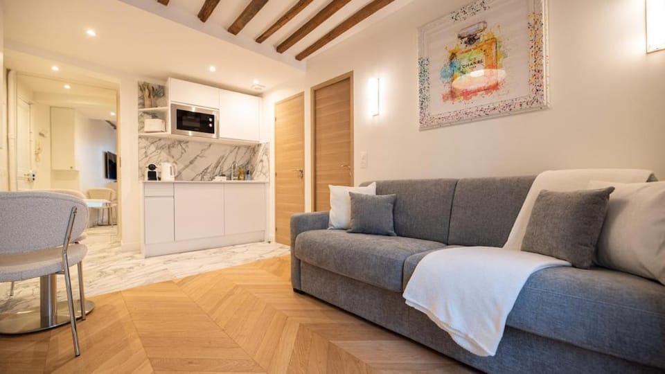 TV and multimedia, Kitchen or kitchenette, Living room, Seating area