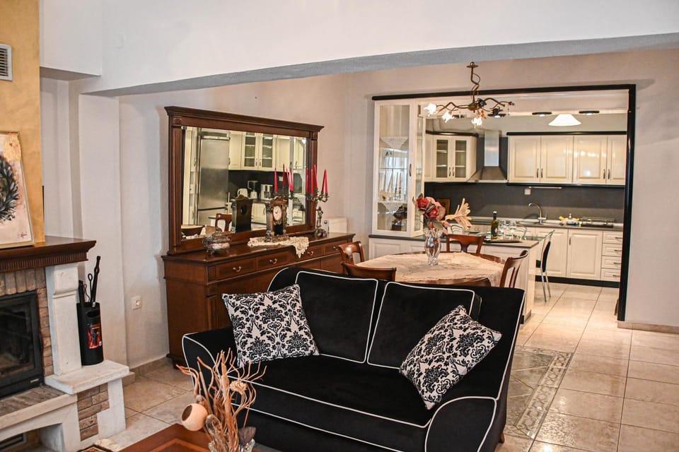 Kitchen or kitchenette, Living room, Dining area