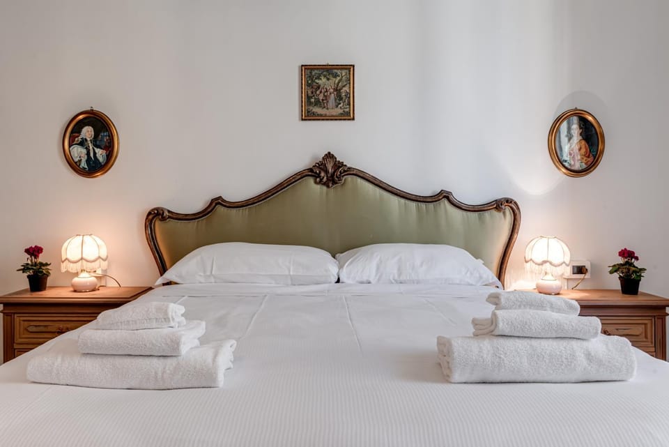 Bed, Bedroom, towels