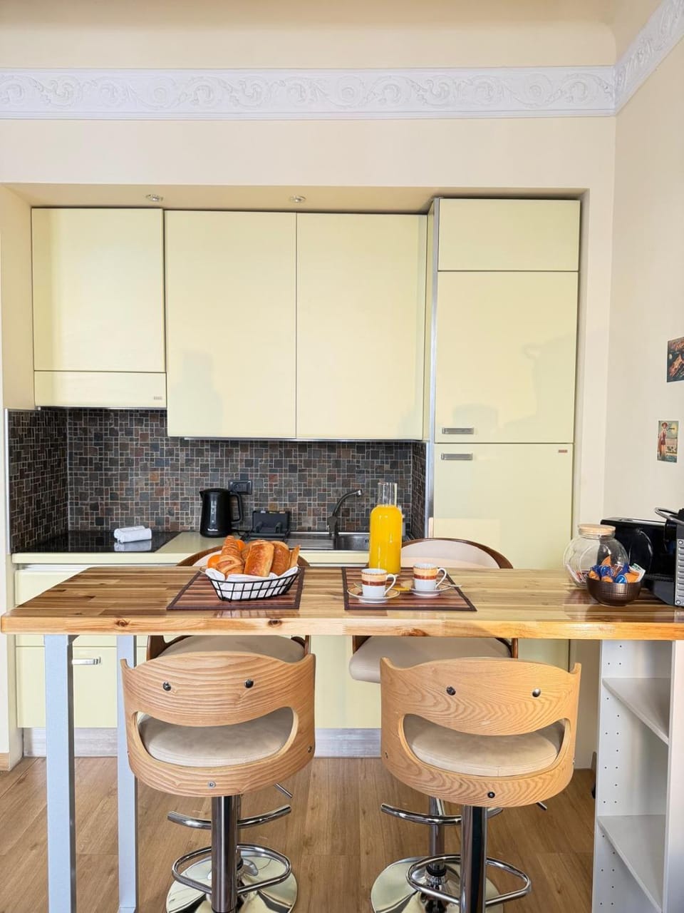 Coffee/tea facilities, Kitchen or kitchenette, Food and drinks, Dining area, Food, oven, toaster