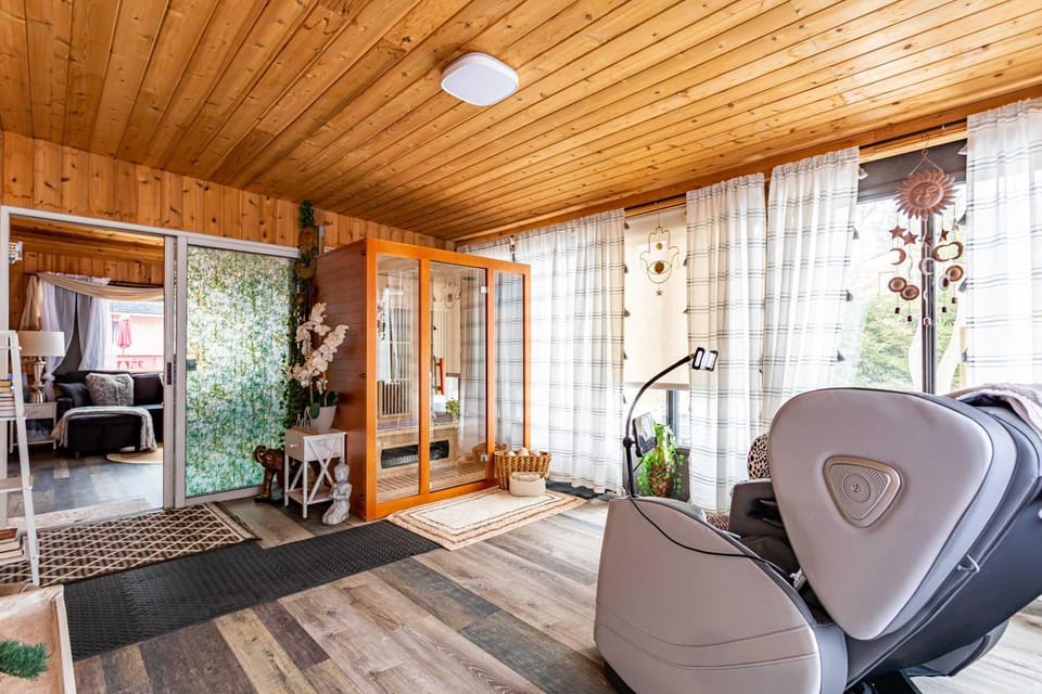 Summit Retreat Hot Tub Game Room Sauna House in Coolbaugh Township