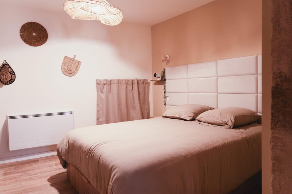 Bed, Photo of the whole room