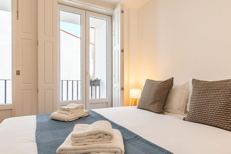 Bed, Decorative detail, towels, towels
