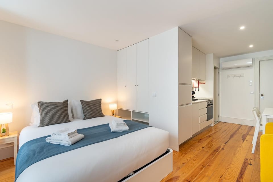 Bed, Kitchen or kitchenette, kitchen