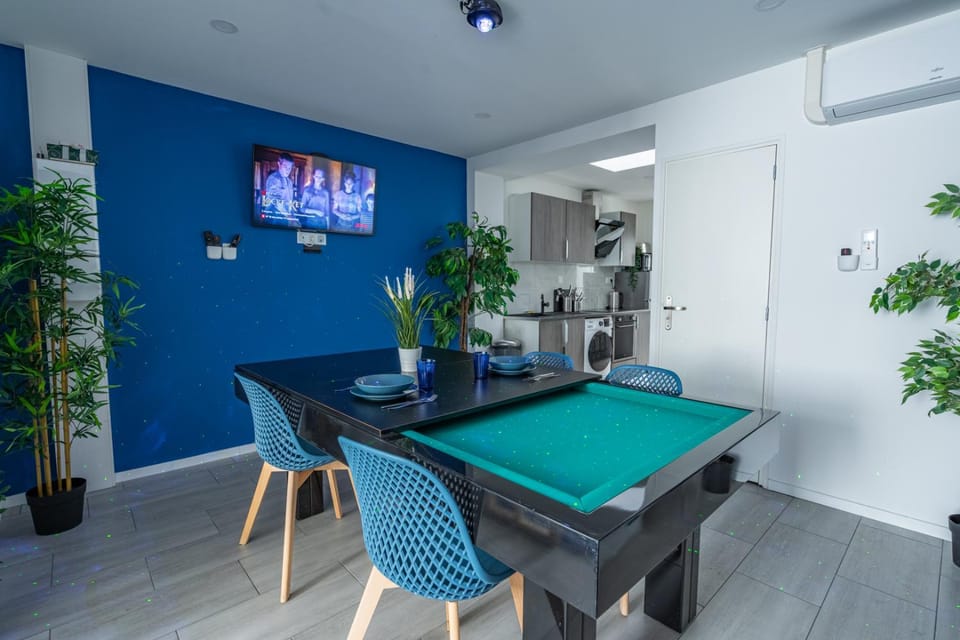 Billiard, Dining area
