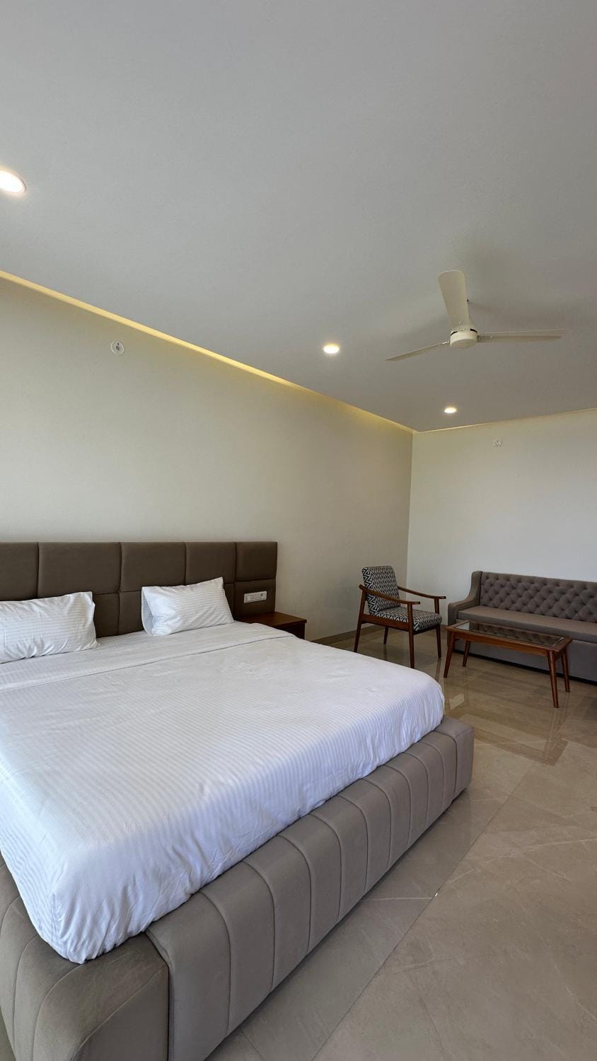 Bed, Photo of the whole room, Seating area