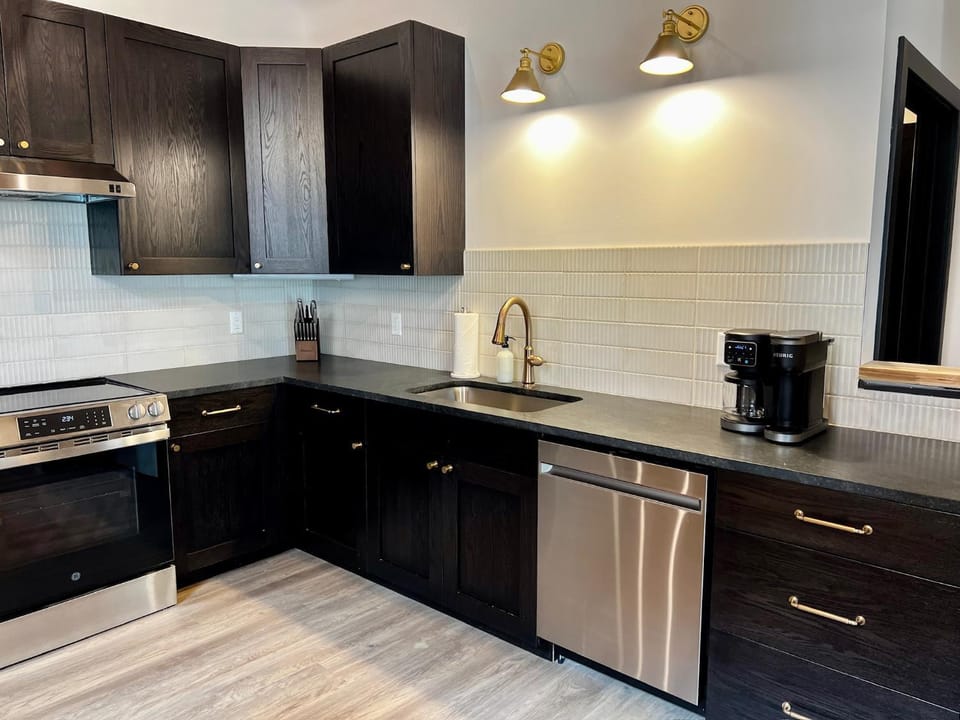 Coffee/tea facilities, Kitchen or kitchenette, dishwasher, stove, toaster