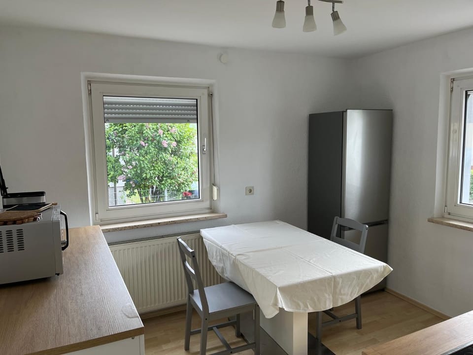 Kitchen or kitchenette, Seating area, Dining area, oven