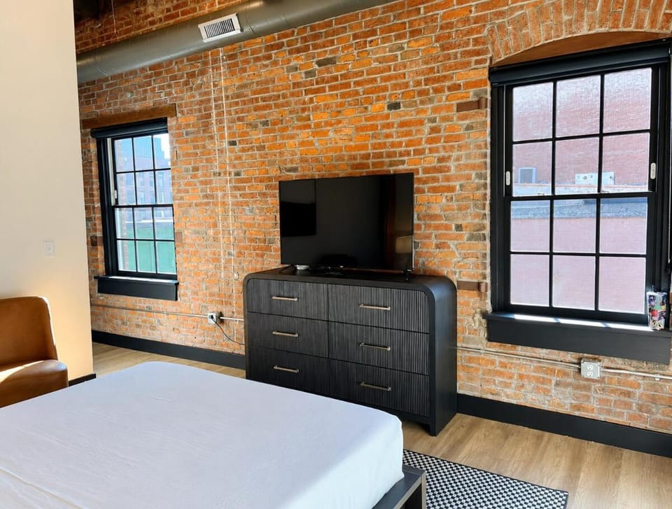 Bed, TV and multimedia, Photo of the whole room, Evening entertainment, Bedroom