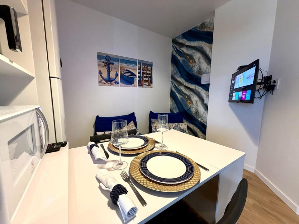 TV and multimedia, Living room, Seating area, Dining area