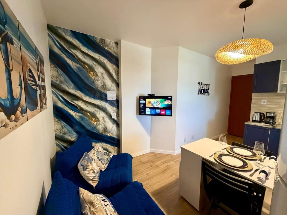TV and multimedia, Kitchen or kitchenette, Living room, Seating area