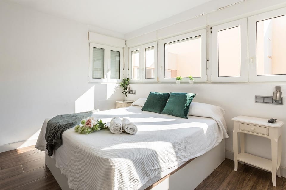 Bed, Photo of the whole room, Bedroom