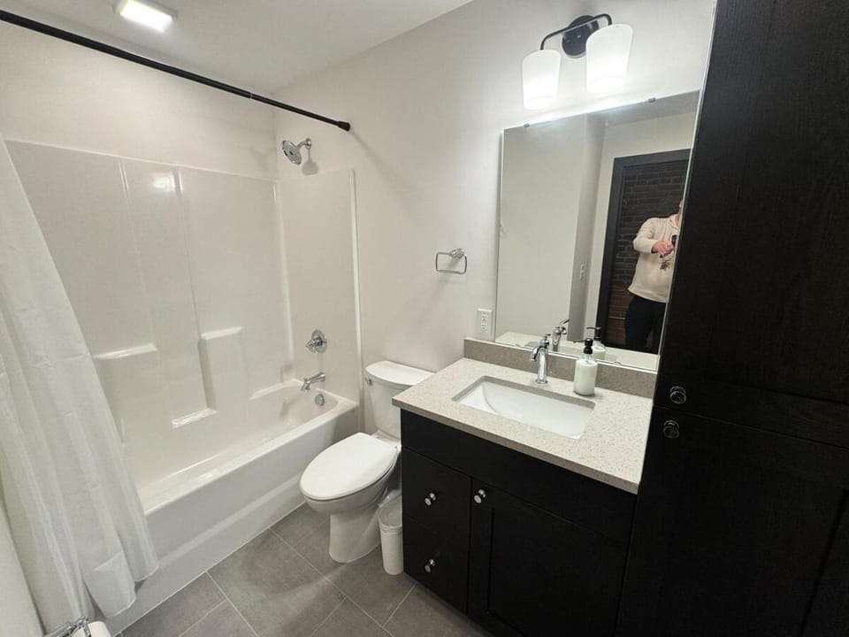 Shower, Toilet, Bathroom, Bath, towels