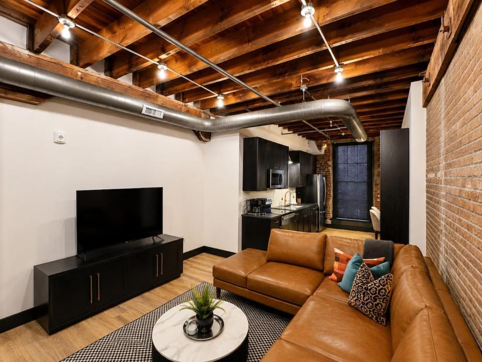 TV and multimedia, Living room, Seating area, Evening entertainment