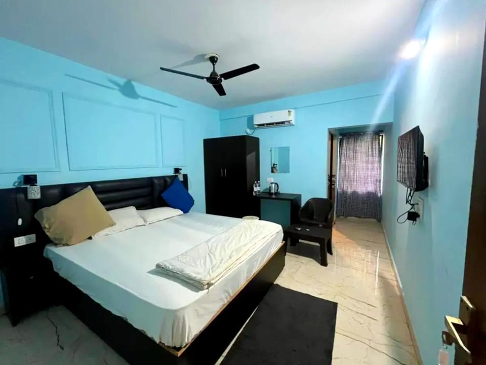 Communal lounge/ TV room, Bed, TV and multimedia, Living room, Bedroom, fireplace, wardrobe