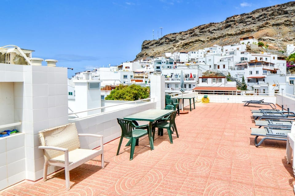 Property building, Patio, Day, Balcony/Terrace, Seating area, Mountain view, sunbed