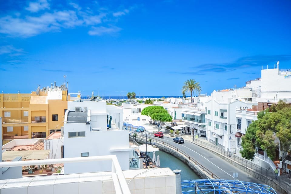 Day, Neighbourhood, City view, Sea view, Street view, Location