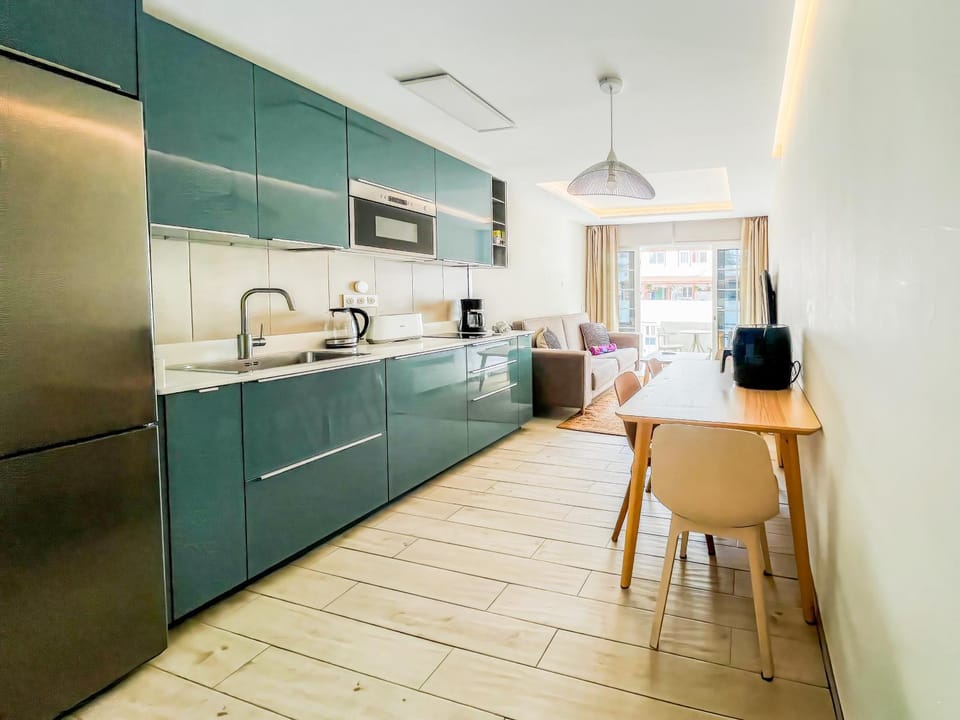 Coffee/tea facilities, Dining area, stove