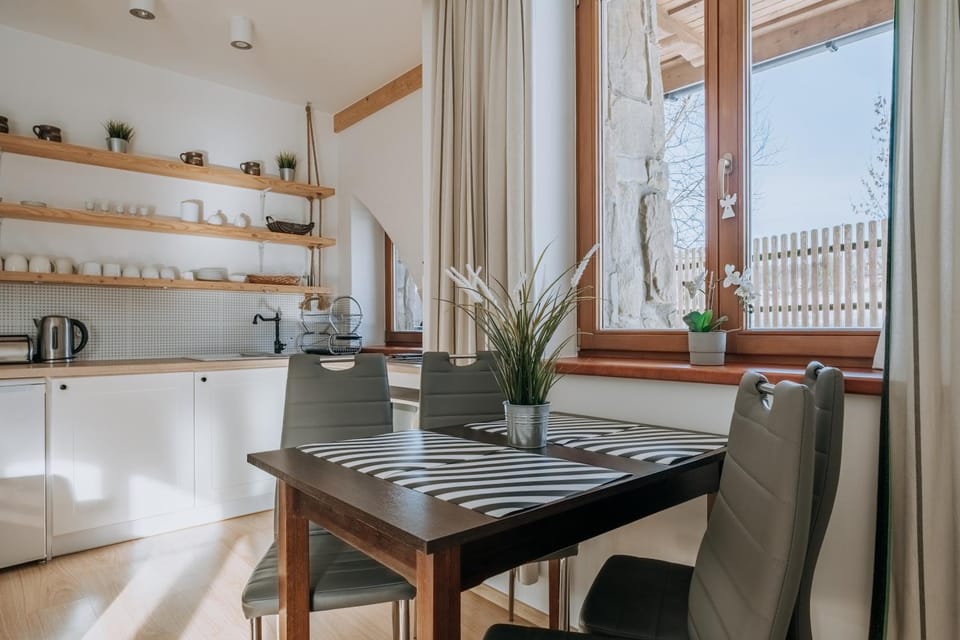 Kitchen or kitchenette, Dining area