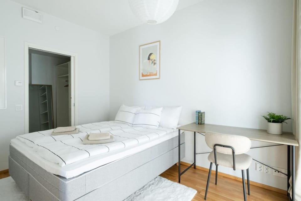 Bed, towels