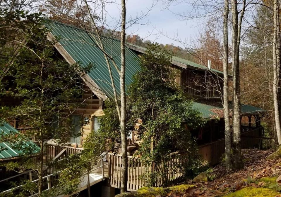 Big Boulder-Hot Tub, WiFi, Firepit, Arcade, Hiking House in Kentucky
