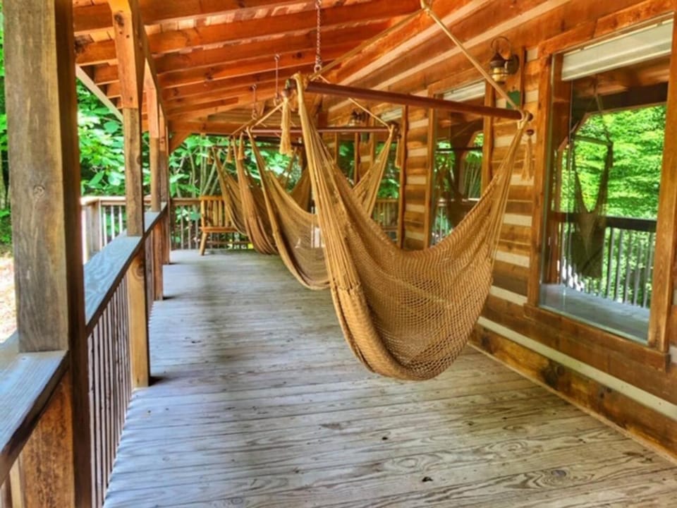 Big Boulder-Hot Tub, WiFi, Firepit, Arcade, Hiking House in Kentucky
