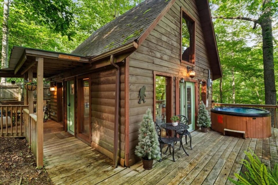 Romantic Hideaway- Pet Friendly, Hot Tub, Firepit House in Kentucky