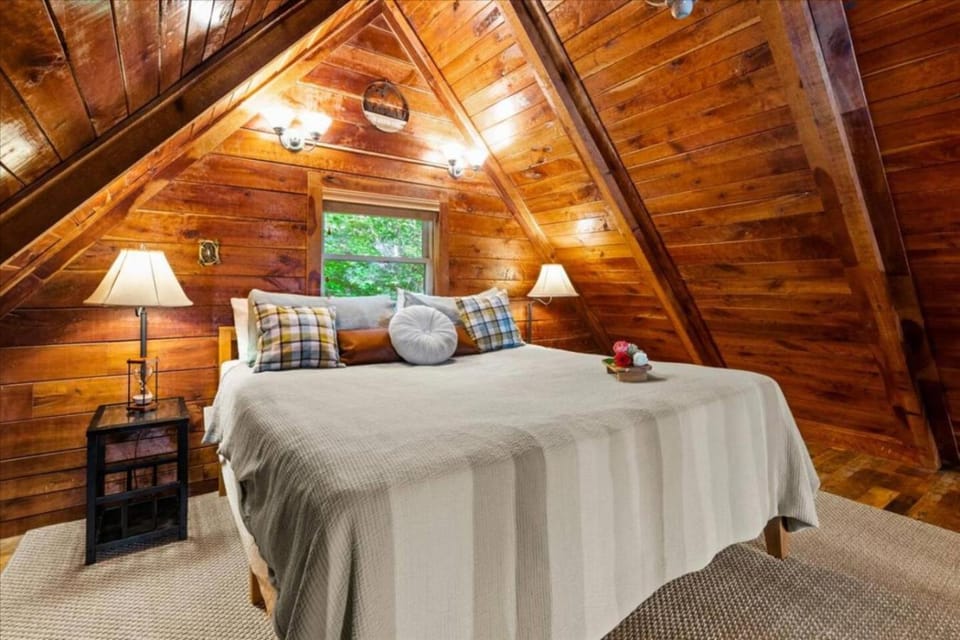Romantic Hideaway- Pet Friendly, Hot Tub, Firepit House in Kentucky