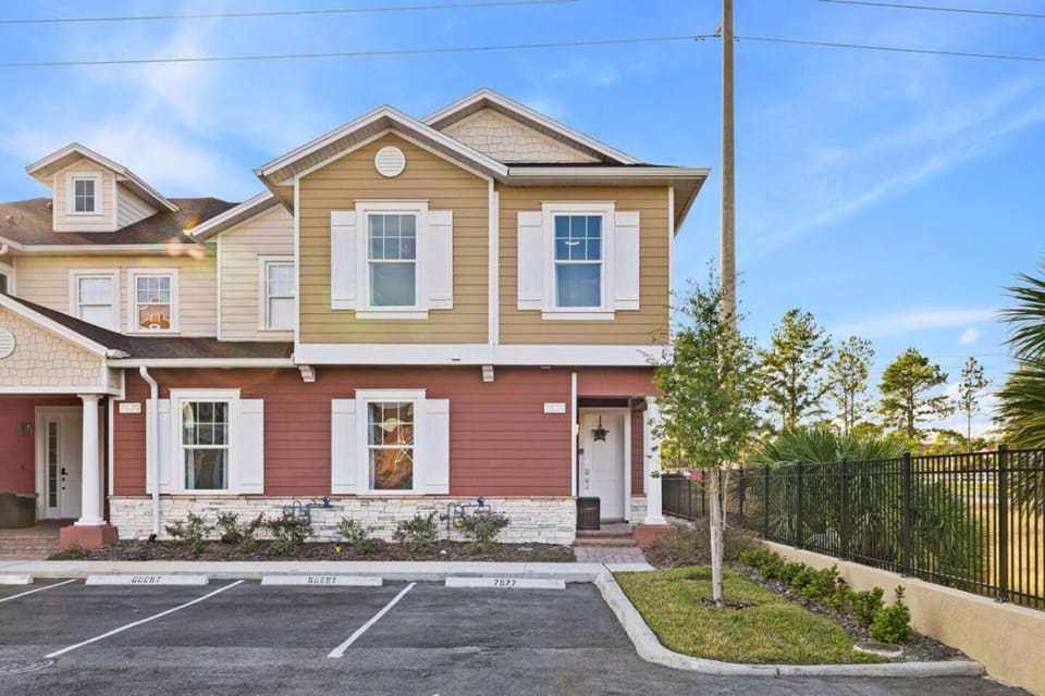 5 Suites Sleeps 11 Lion King Mickey Theme House in Four Corners