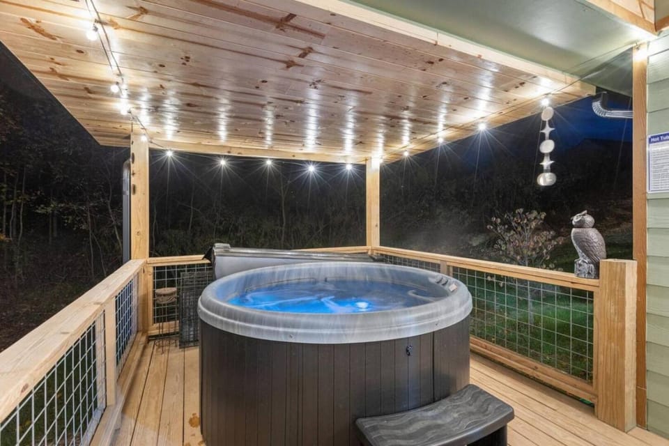 EagleRock Retreat- Pet Friendly, Hot Tub, Firepit House in Kentucky