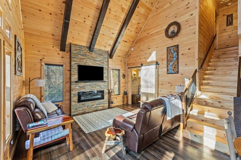 EagleRock Retreat- Pet Friendly, Hot Tub, Firepit House in Kentucky