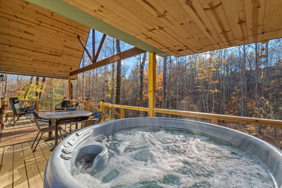 EagleRock Retreat- Pet Friendly, Hot Tub, Firepit House in Kentucky